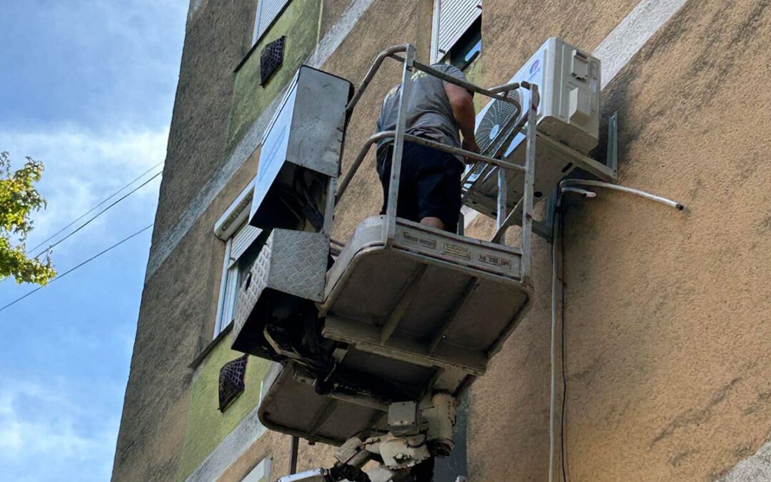 Klímatelepítés kosaras emelővel