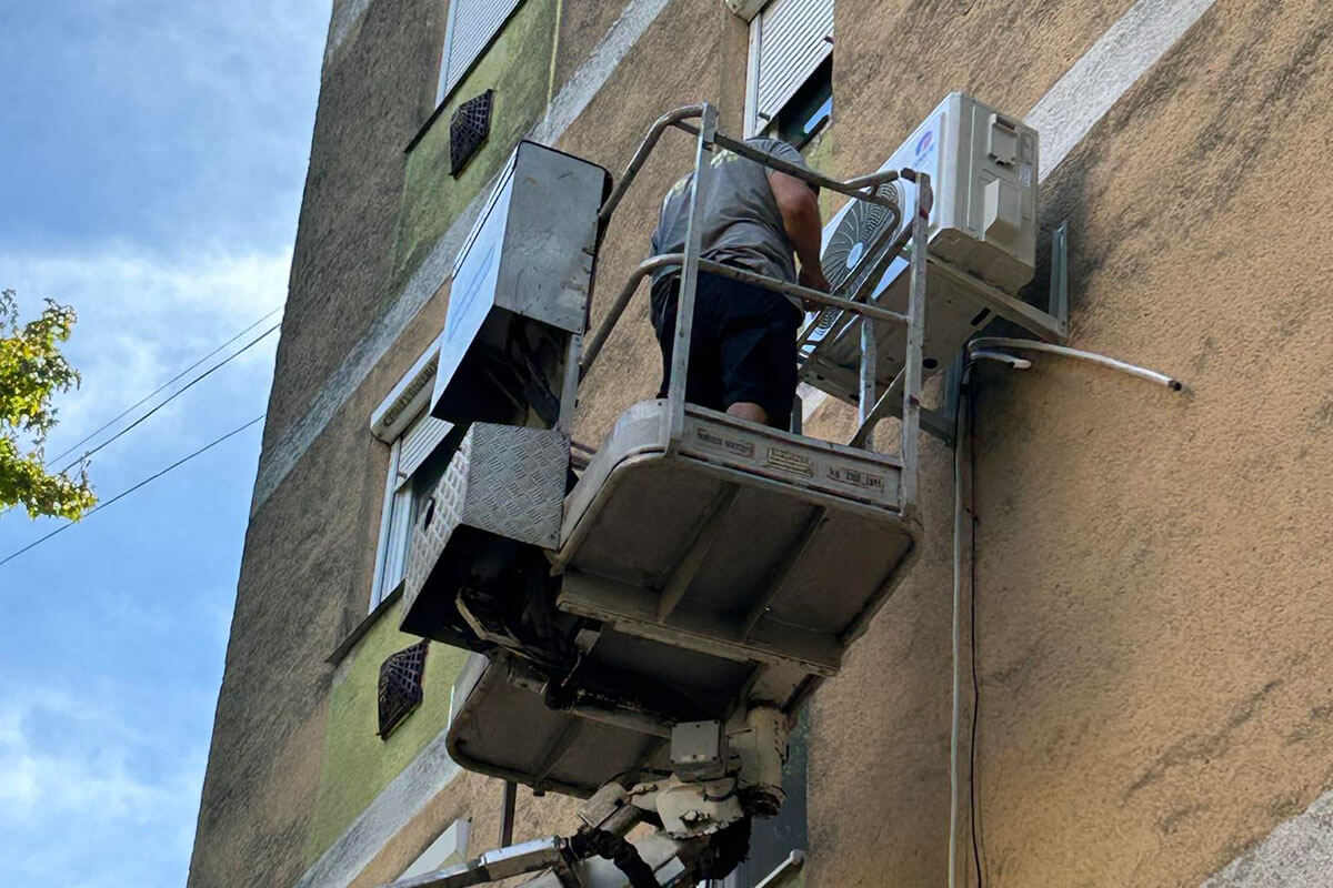 kosaras_emelo_klimatelepites Klímatelepítés kosaras emelővel
